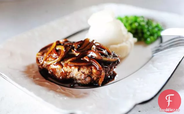 Friptură Salisbury, piure de cartofi și mazăre