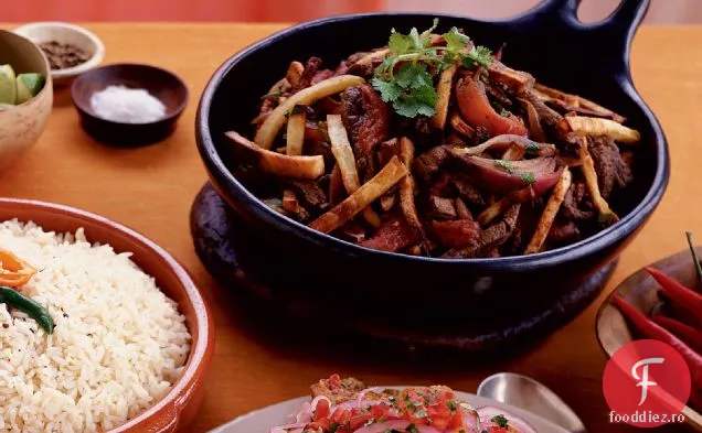 Carne de vită prăjită cu cartofi prăjiți la cuptor