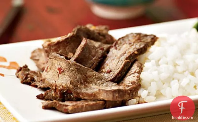 Friptură de flanc cu sos fierbinte de arahide