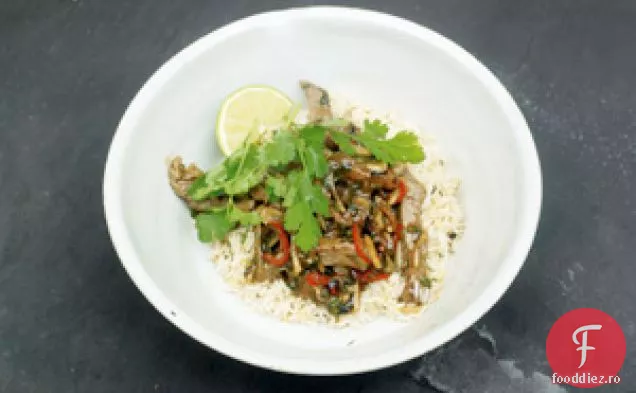 Sizzling Carne De Vită Cu Scallions Și Sos De Fasole Neagră