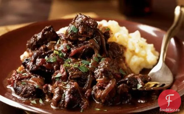 Carne de vită fiartă cu roșii uscate la soare