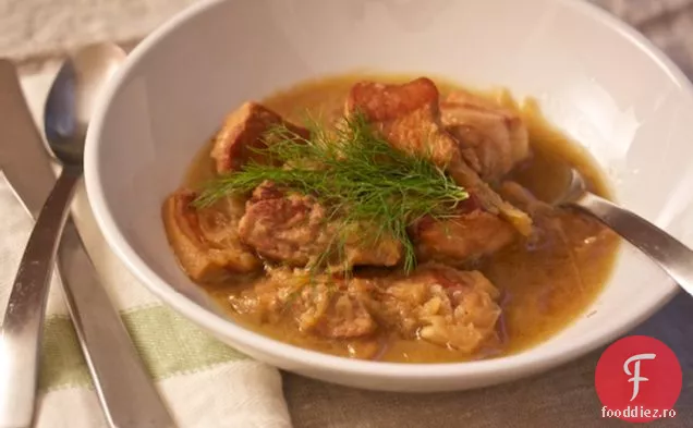 Umăr de porc fiert cu cidru cu fenicul și măr