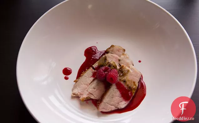 Dragoste și carne de porc (cu prune și zmeură Gastrique)