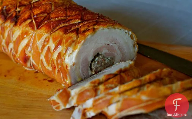 Porchetta italiană umplută cu cârnați
