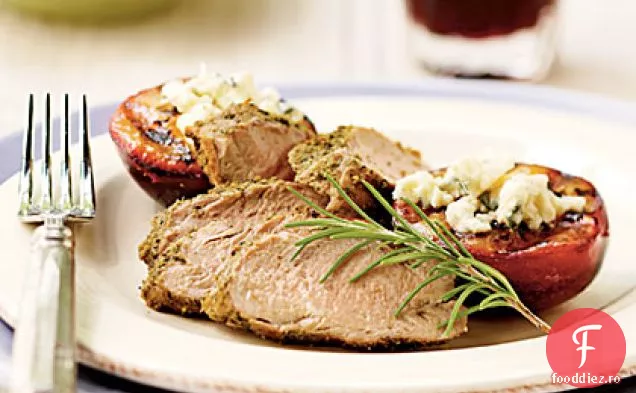 Filet de porc piperat cu prune de brânză albastră