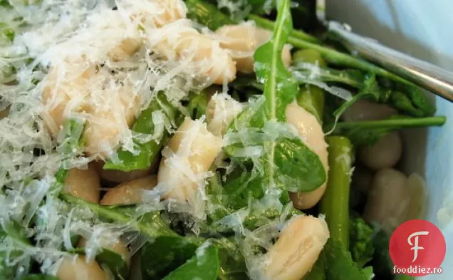 Salată de sparanghel-fasole peste rucola