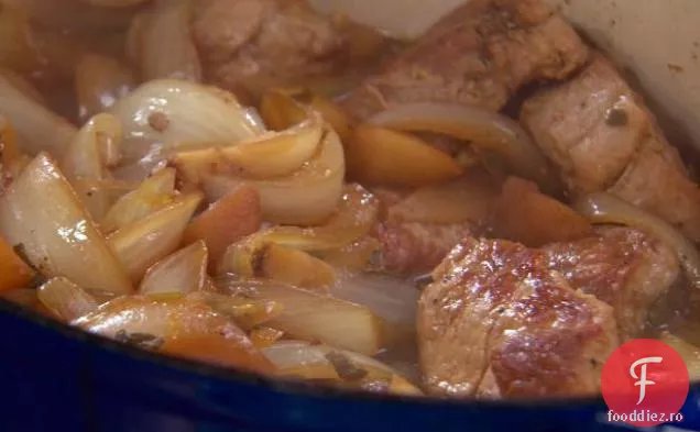 Filet de porc în ghiveci cu ceapă dulce și măr