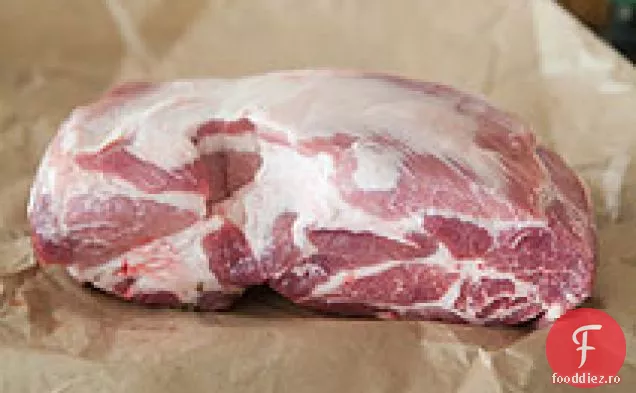Umăr De Porc Prăjit Lent Cu Sos De Mere Sărat