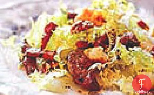 Salata frisocrode cu ficat de pui saut și crutoane