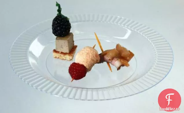 Trio de arome pe un băț: Mousse de rață, piept de rață și bezea-fructe de pădure