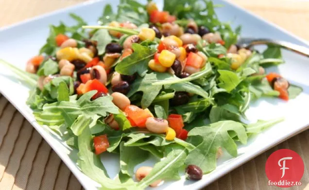 Salată de mazăre cu ochi negri peste rucola