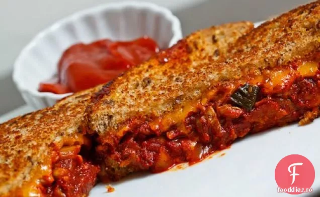 Sandwich Cu Brânză La Grătar Kimchi Cu Ketchup Gochujang Pentru Scufundare