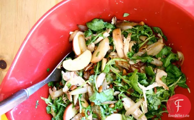 Salată De Pui Cu Măr, Rucola, Nuci De Pin Și Ceapă