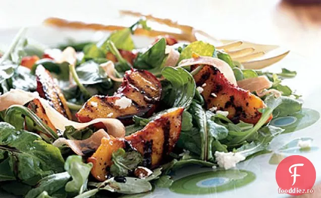 Piersici la grătar peste rucola cu brânză de capră și Prosciutto