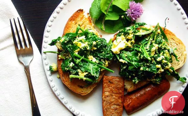 Tartină Cu Ouă, Rucola Și Ierburi