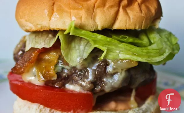 Burger Cu Brânză Albastră Cu Bacon Cu Ceapă Caramelizată