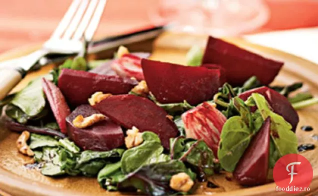 Salată de sfeclă prăjită și șalotă peste verdeață de sfeclă ofilită și Rucola