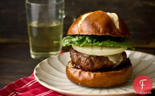 Burger Balsamic De Arțar Barbequed Cu Brânză Cheddar Ascuțită