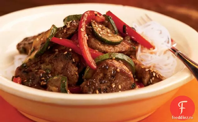 Carne de porc și legume prăjite cu sos asiatic picant