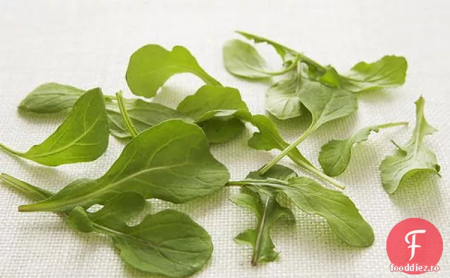 Friptură de flanc feliată subțire peste rucola cu usturoi și ulei de lămâie