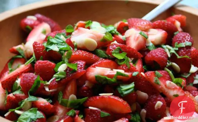 Salată de căpșuni-rucola cu topping de Ricotta