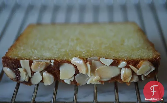 Tort de migdale cu sirop de apă cu flori portocalii