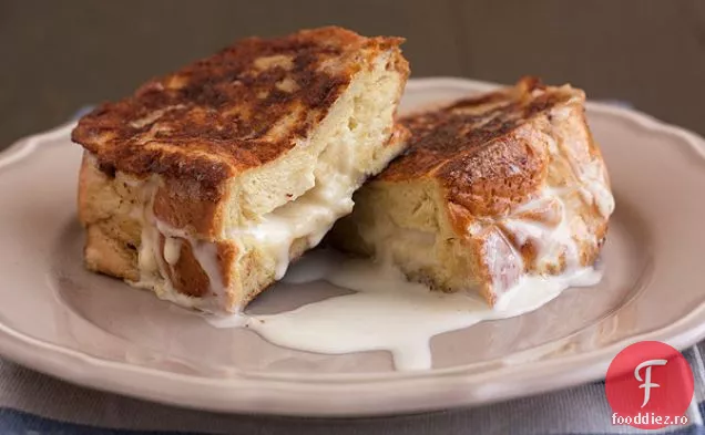 Pâine prăjită franceză umplută cu ouă