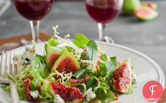 Salată de rucola-smochine cu Rețetă de vinaigretă cu brânză albastră și slănină caldă