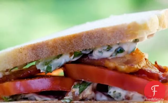 Sandvișuri Cu Roșii Și Slănină Cu Maioneză Cu Busuioc De Slănină