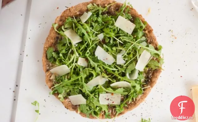 Pizza Pesto Din Grâu Integral Cu Rucola Proaspătă Și Parmezan