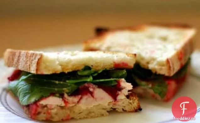 Sandviș De Rucola Cu Afine De Curcan Prăjit