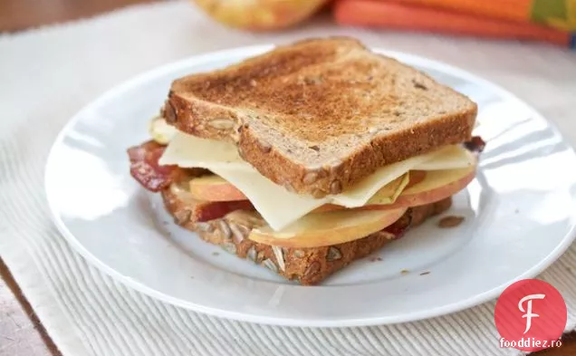 Bacon, Măr Și Elvețian Pe Grâu Integral