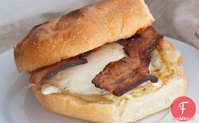 Sandwich Cu Bacon Și Ou Cu Jack De Piper
