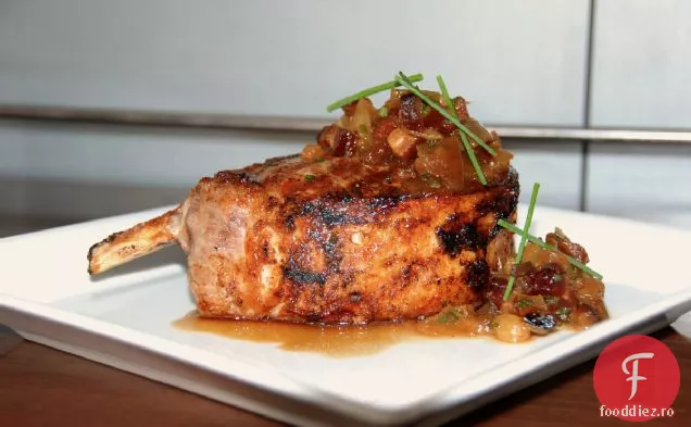 Cotlet de porc cu saramură de cidru cu Rețetă de chutney de arțar-slănină