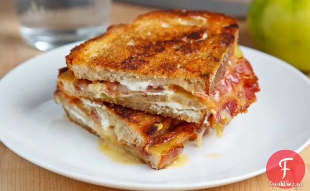 Sandviș cu brânză Brie și capră la grătar cu slănină și roșie verde