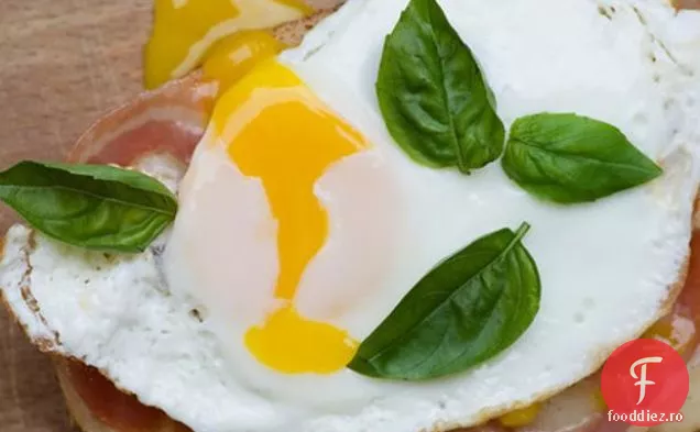 Sandvișuri Provolone, Ouă Și Pancetta La Grătar