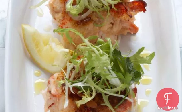 Prăjituri De Homar Cu Aioli De Lămâie Și Salată De Frisee Cu Slănină