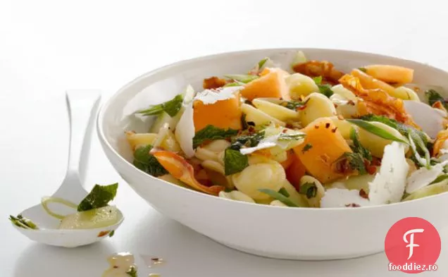 Salată De Paste Cu Pepene Galben, Pancetta Și Salată De Ricotta