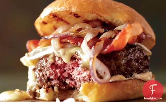 Burgeri cu Bacon pe chifle Brioche