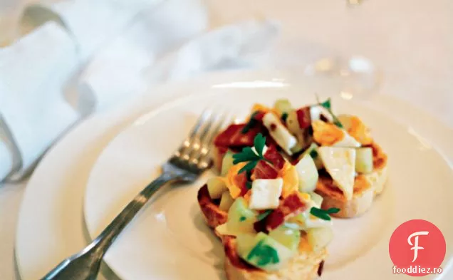 Salată de slănină, ouă și castraveți