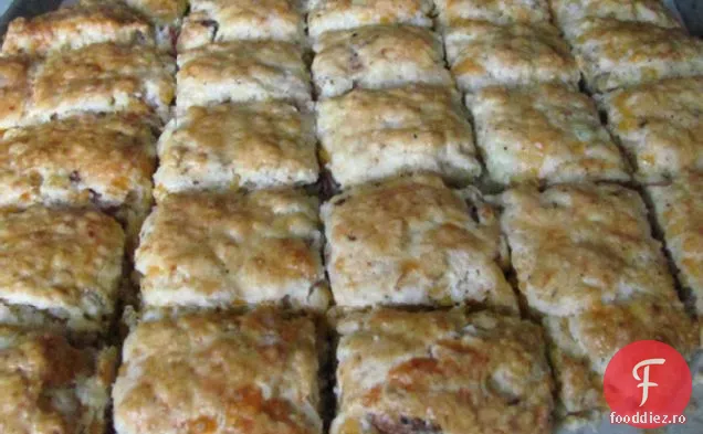 Bacon afumat cu mere și biscuiți Cheddar