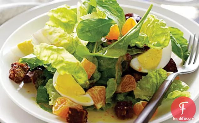 Salată roșie cu cap de unt și salată de rucola cu mandarine și ouă fierte tare