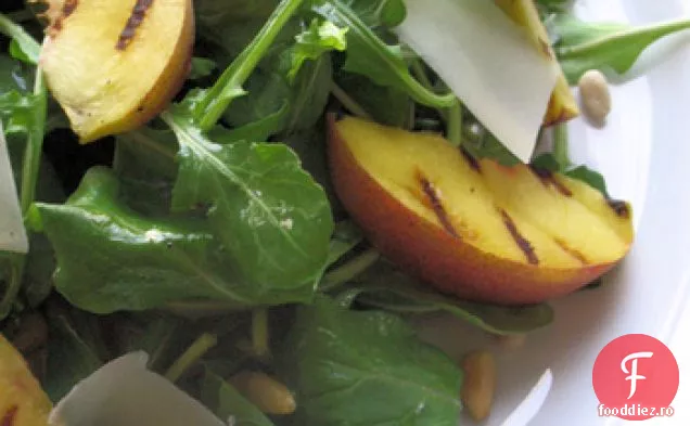 Salată De Rucola Cu Nuci De Pin, Parmezan Și Piersici La Grătar