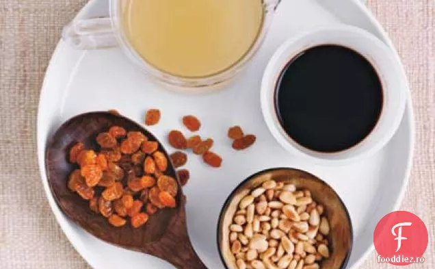 Sos Balsamic, stafide și nuci de pin