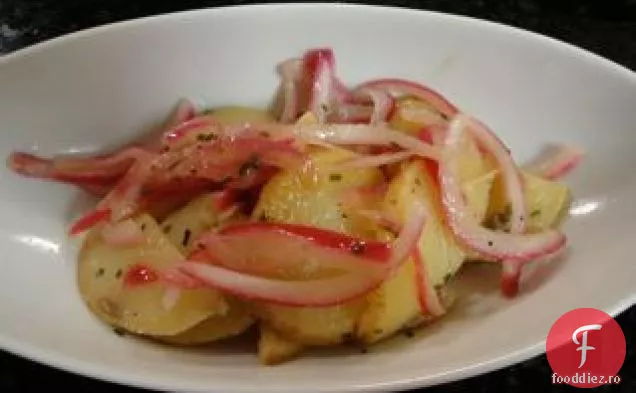 Salată De Cartofi Și Ceapă Cu Sare Și Oțet