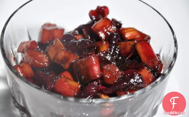 Rubarbă Și Ceapă Confit Cu Oțet Balsamic De Căpșuni