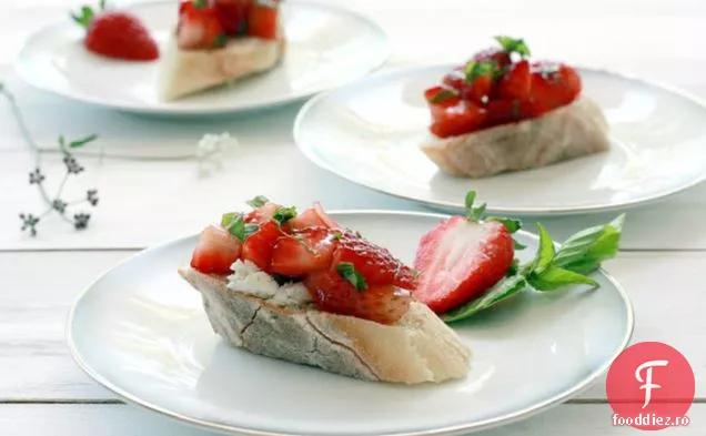 Bruschetta Balsamică De Căpșuni, Busuioc Și Brânză De Capră