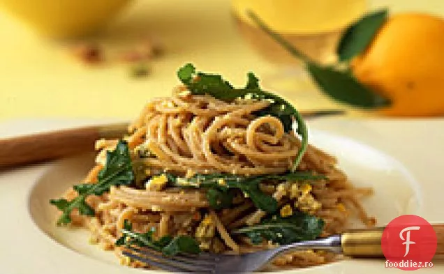 Spaghete din grâu integral cu lămâie Meyer, rucola și fistic