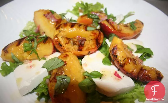 Salată de piersici și cremă(y) Mozzarella la grătar
