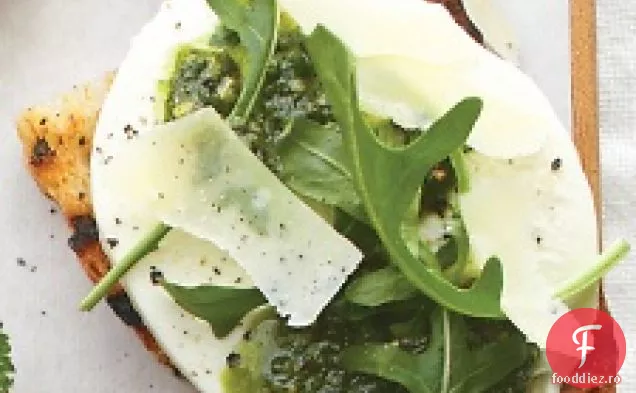 Mozzarella, Pesto, Rucola Și Parmezan Bruschetta